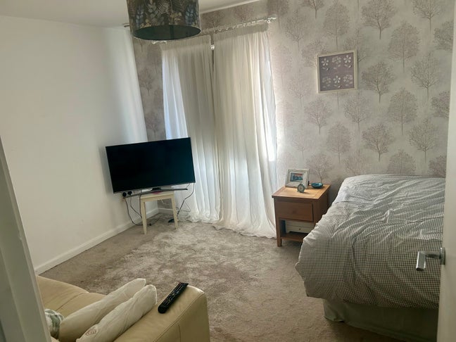 Large, bright double room Main Photo