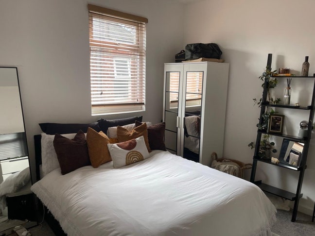 Large Cosy Double Room  - All Female Houseshare Main Photo