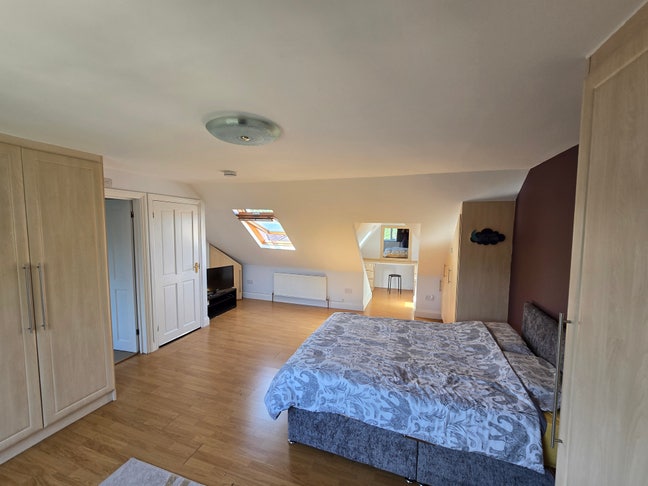 Huge En-Suite Loft - 3 Min to Tube Main Photo