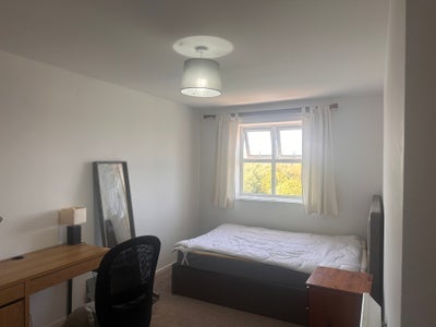 Large Furnished Double Room in Modern Bedford Flat Main Photo