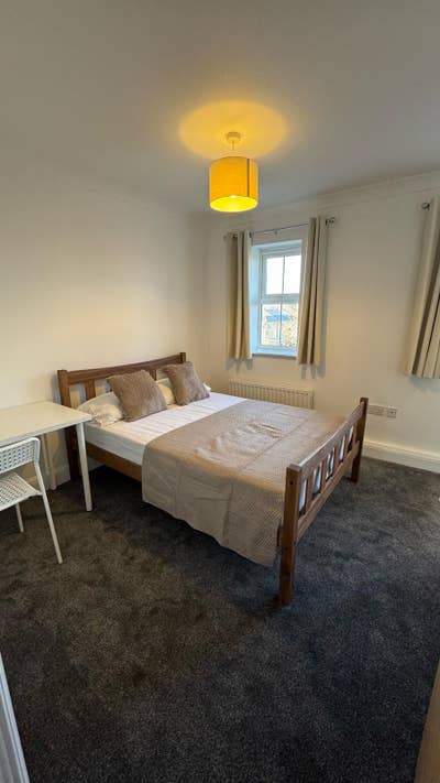 Room available in a Modern Town House Main Photo