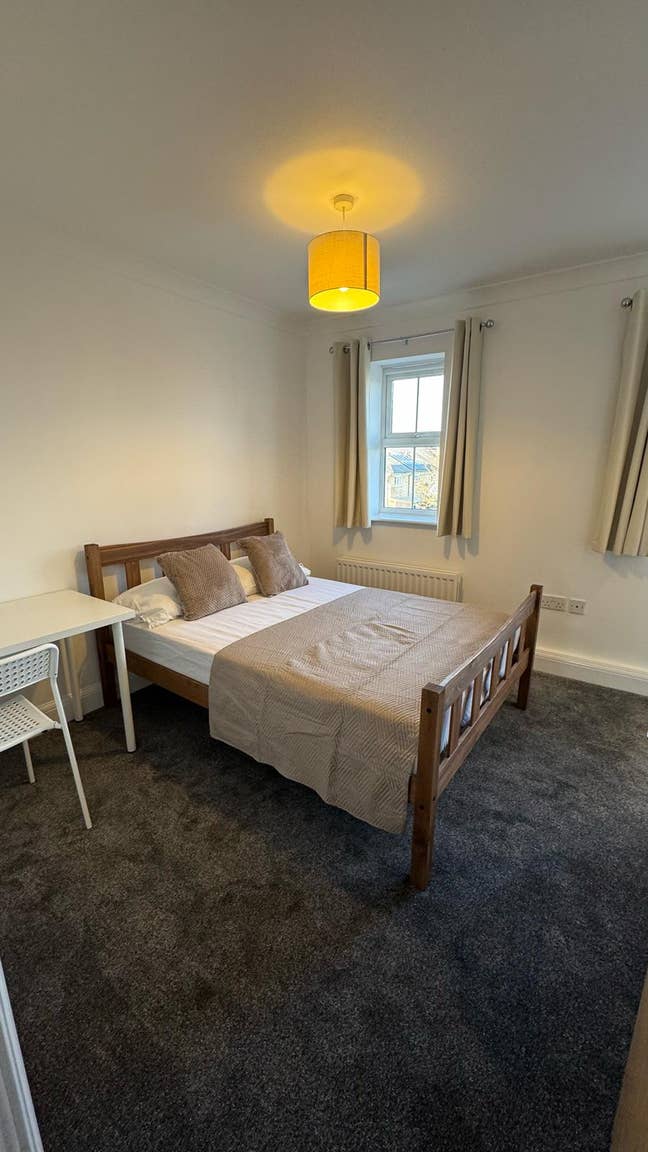 Room available in a Modern Town House Main Photo