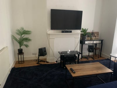 Cosy double room in a friendly house share  Main Photo
