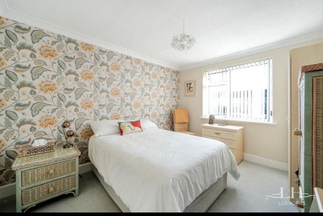 Spacious double room near Romford station Main Photo