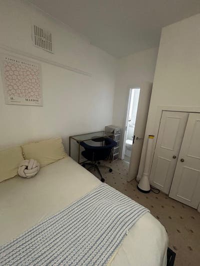 Ensuite and Studio Room in Edgware  Main Photo