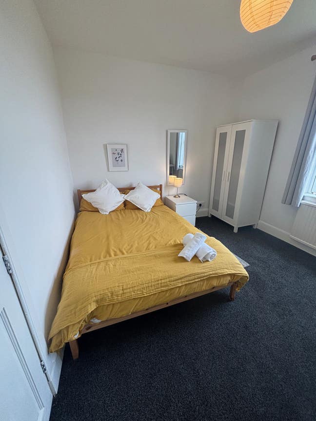Large Double Room -All Bills Incl-No Deposit Main Photo