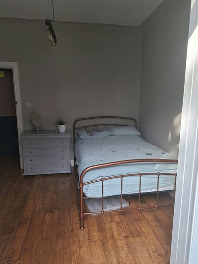 Double room in garden flat Main Photo