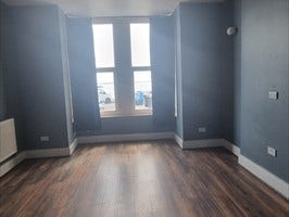 2 bedroom sea-facing flat in Westcliff on Sea Main Photo