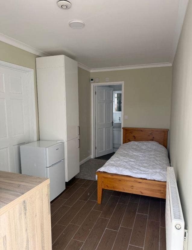 Fully Furnished Studio Flat - IG5 0AY Main Photo