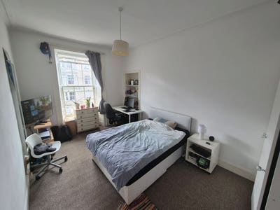 Bright double bedroom right next to Edinburgh Uni Main Photo