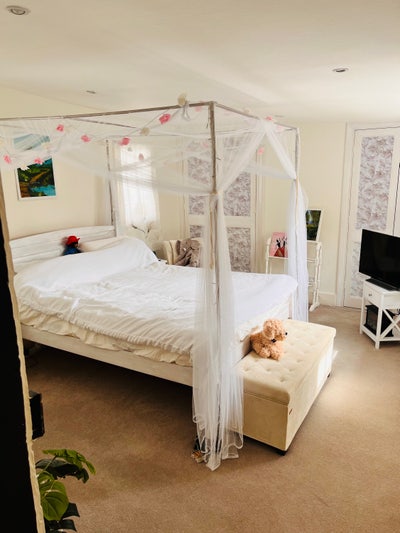 Double room, 25 mins to London-and 15 to Gatwick  Main Photo