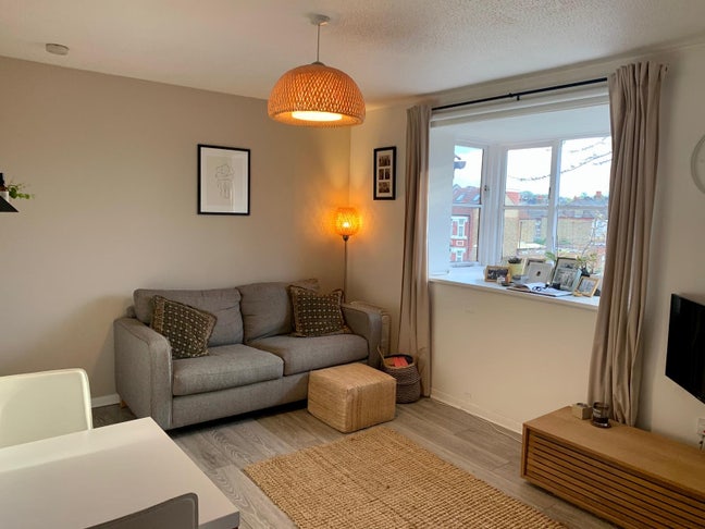 Studio Flat available for 1 month for &pound;1200 Main Photo