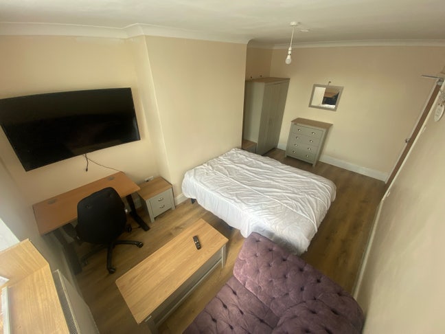 Large Double Room Main Photo