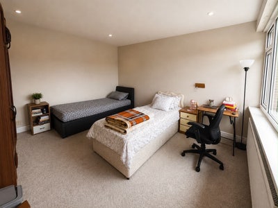 Large Double bedroom available for female in M19 Main Photo