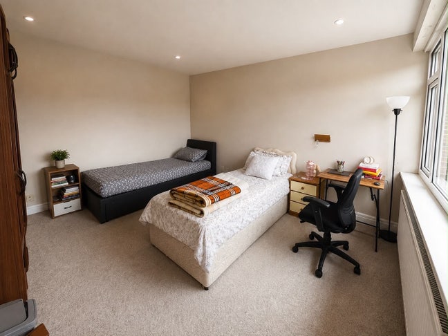 Large Double bedroom available for female in M19 Main Photo