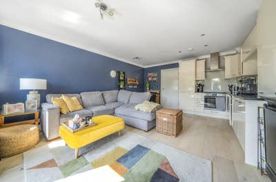 Spacious Double Room Available in Friendly 2-Bed Main Photo