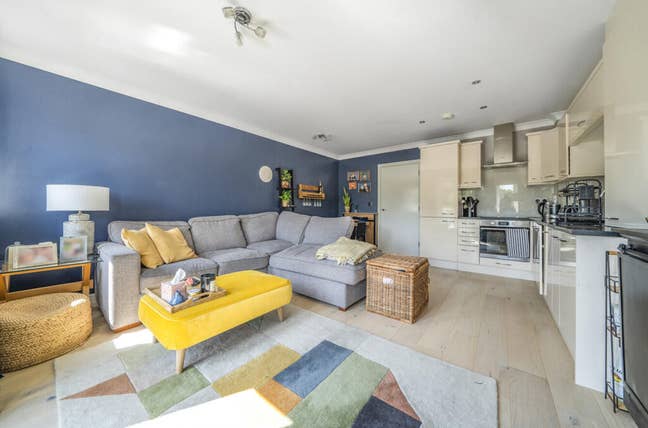 Spacious Double Room Available in Friendly 2-Bed Main Photo