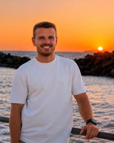 Full time worker looking for clean room in London Main Photo