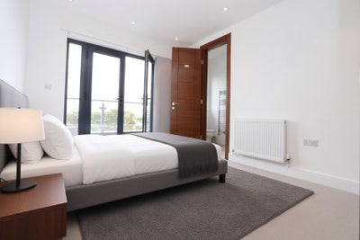 ⚡Luxury Ensuite in Modern 3 Bed Flat!⚡ Main Photo