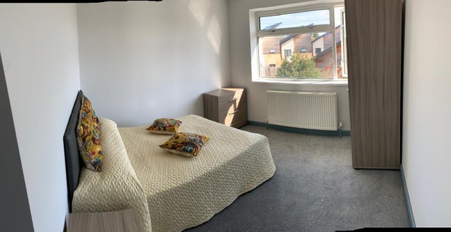 Double Room Available in a Quiet Professional HMO Main Photo