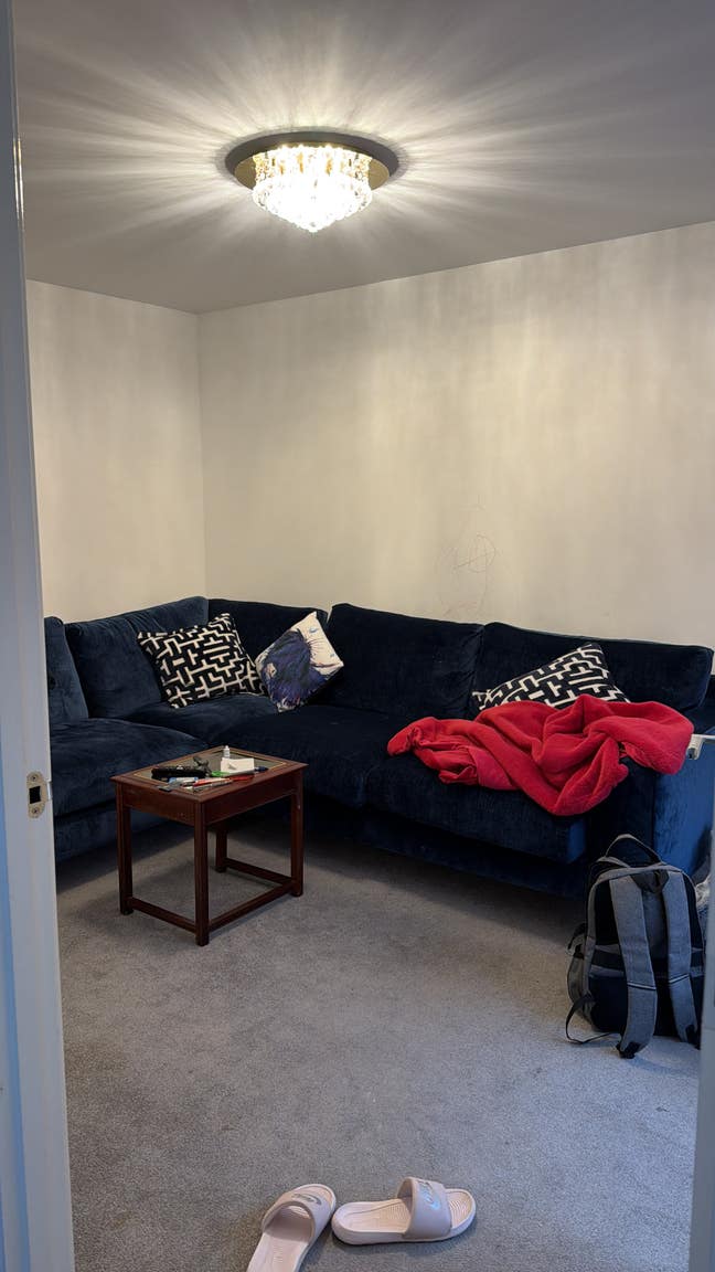 One single bedroom available in a residential area Main Photo