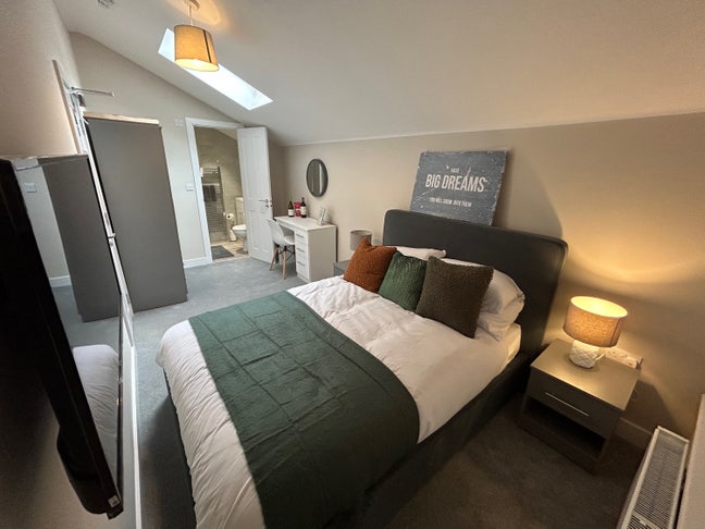 Amazing Professional House Share Main Photo