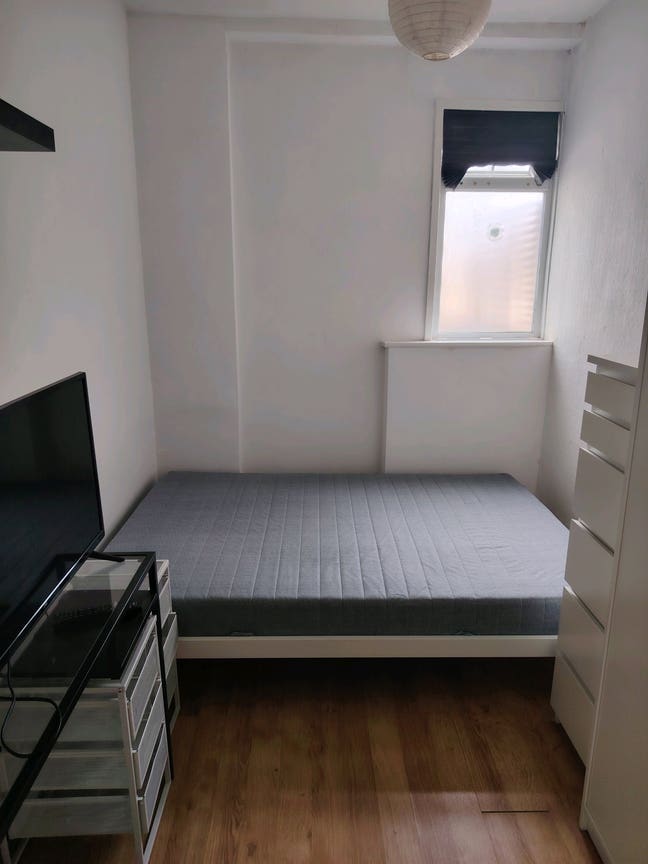 Double room close to high street and station Main Photo