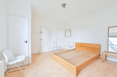 3 bedrooms flat with living room in Elephant!  Main Photo