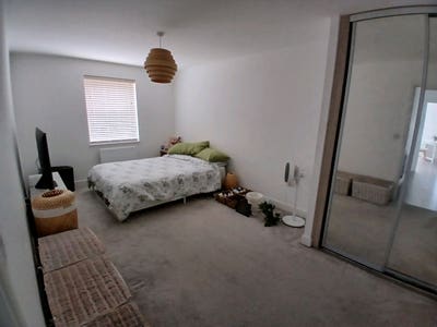 Spacious King En-Suite | Modern Apartment  Main Photo