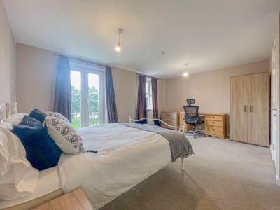New Build En-suite Room with Parking! Main Photo