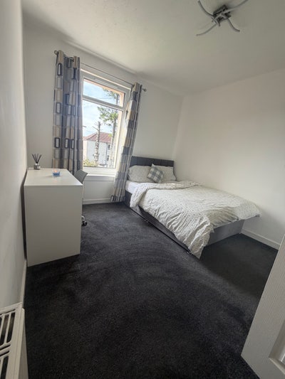 Double bedroom in west end Main Photo