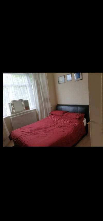 Lovely large room with ensuite bathroom  Main Photo