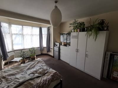 Very Large Double Room Ensuite Inc Gym & all bills Main Photo