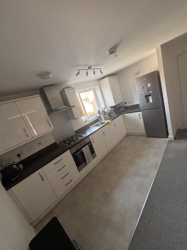 Looking for Flatmate in 2 bed apartment Main Photo