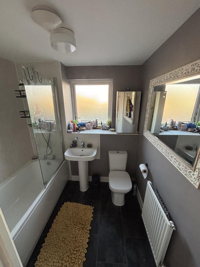 Looking for Flatmate in 2 bed apartment Main Photo