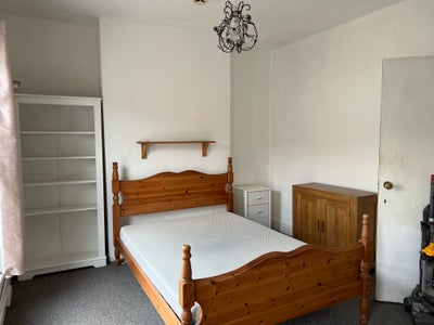 Large room available in Hunter St near town centre Main Photo