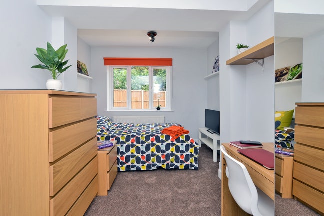 ⭐ 5 Min Walk to Woking Station- Ideal for Mclaren⭐ Main Photo