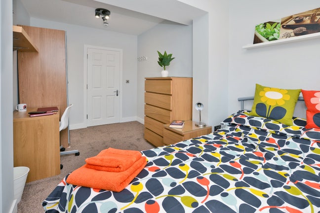 ⭐ 5 Min Walk to Woking Station- Ideal for Mclaren⭐ Main Photo