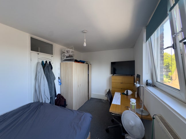 Spacious Room in Broadway Market Main Photo