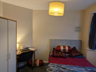 Spacious double room to rent in Uxbridge, UB10 Main Photo