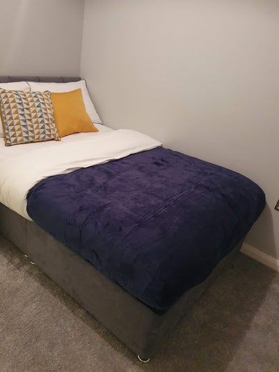 Spacious 3 Bedroom House, Near Ash Station Main Photo