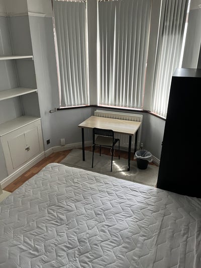 Large room, Furnished - City Centre access Main Photo