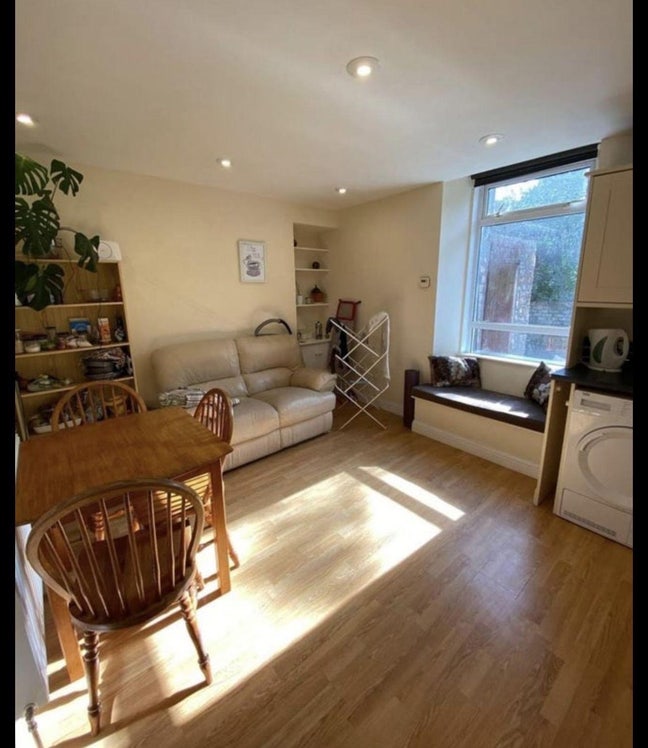Flat share - 300&pound; PCM Main Photo