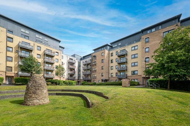Friendly flatmate wanted – Hawkhill Close Main Photo