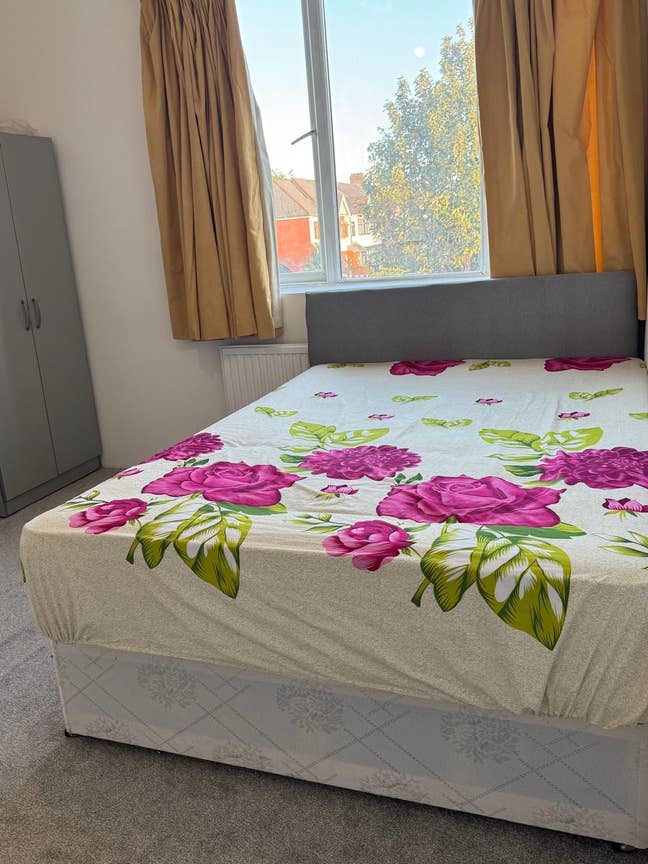 Double Room is available for rent in - RM6 4DP Main Photo