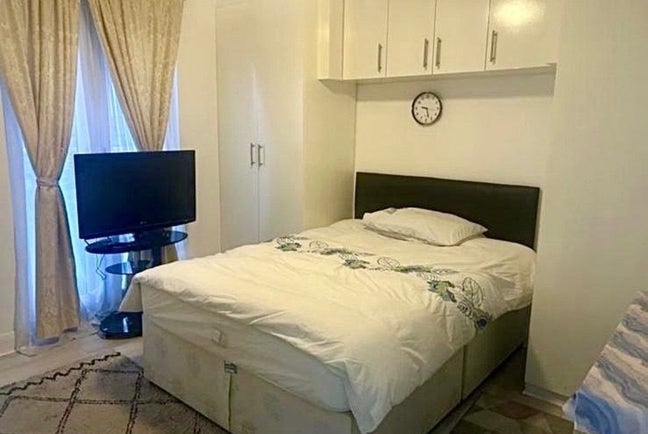 Double Room - High Road, Romford RM6 6AJ  Main Photo