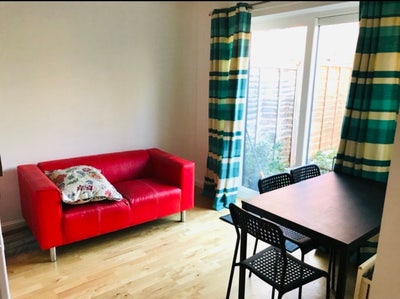 1. Clean, large bedroom with separate en-suite Main Photo