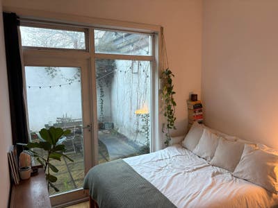 Bright double bedroom with garden Main Photo