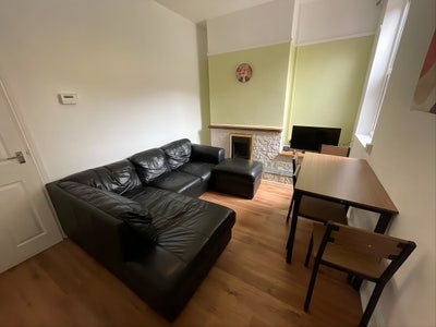 Superb Modernised Student House Central Location  Main Photo