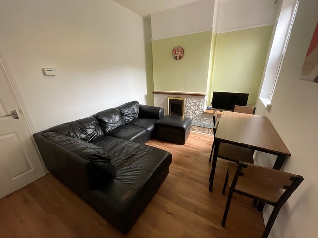 Superb Modernised Student House Central Location  Main Photo